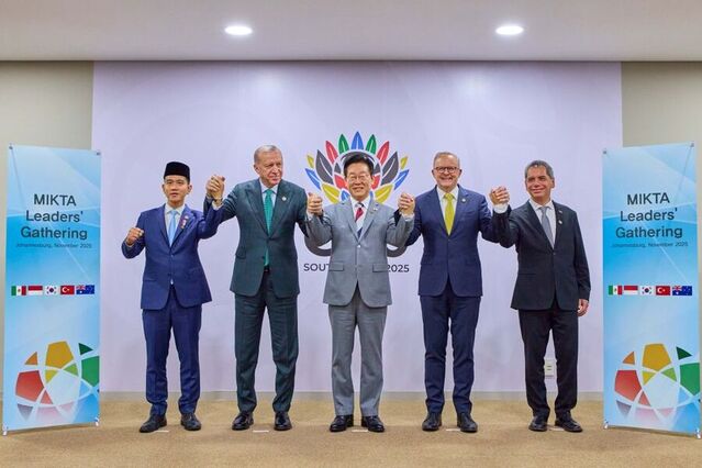 ▲ 이재명 대통령이 22일(현지 시간) 남아프리카공화국 요하네스버그 엑스포 센터에서 열린 믹타(MIKTA) 정상회동에서 참석자들과 기념촬영을 하고 있다. 왼쪽부터 기브란 라카부밍 라카 인도네시아 부통령, 레젭 타입 에르도안 튀르키예 대통령, 이 대통령, 앤서니 앨버니지 호주 총리, 에드가르 아마도르 사모라 멕시코 재무부 장관. ⓒ뉴시스