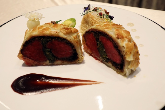 ▲ 삼척 머루와인 소스와 정선 눈개승마를 활용한 비프웰링턴. ⓒ강원랜드