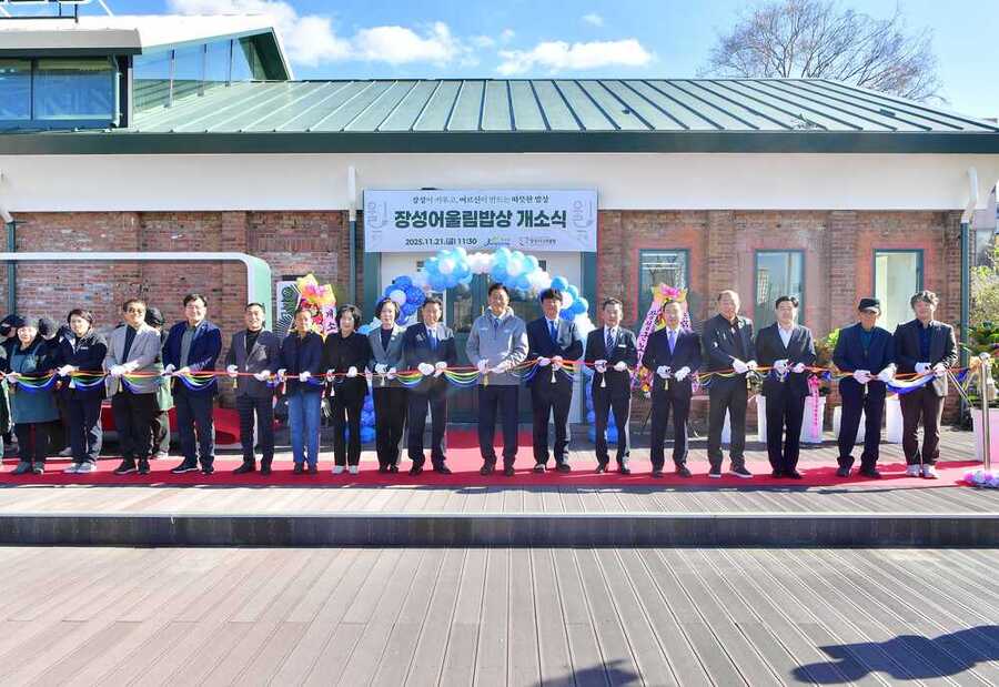 ▲ 김한종 장성군수가 지난 21일 '장성어울림밥상' 개소식 테이프 커팅식ⓒ장성군 제공