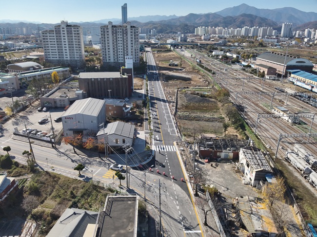 ▲ 동해시가 송정동 1088-5번지 일원(송정교회~동해과선교)에서 추진한 '동해역 및 동해항 입구 과선교간 도로개설공사'를 준공해 이달 말에 개통한다. ⓒ동해시