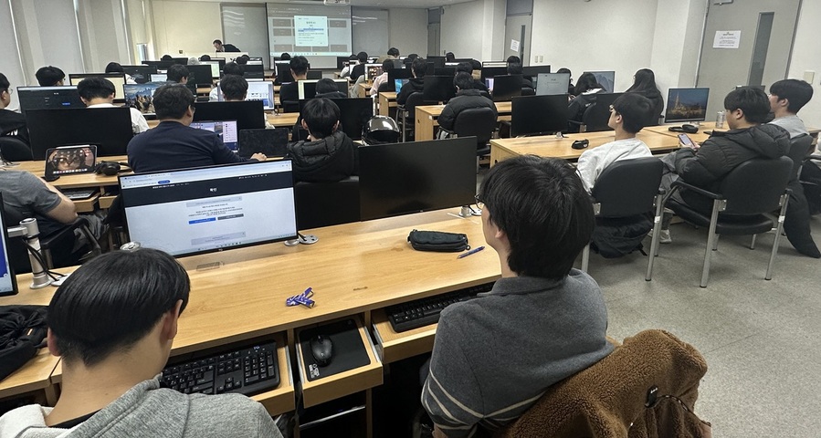 ▲ 청주대 디지털보안학과 학생들이 연합 CTF에 관련한 설명을 듣고 있다.ⓒ청주대