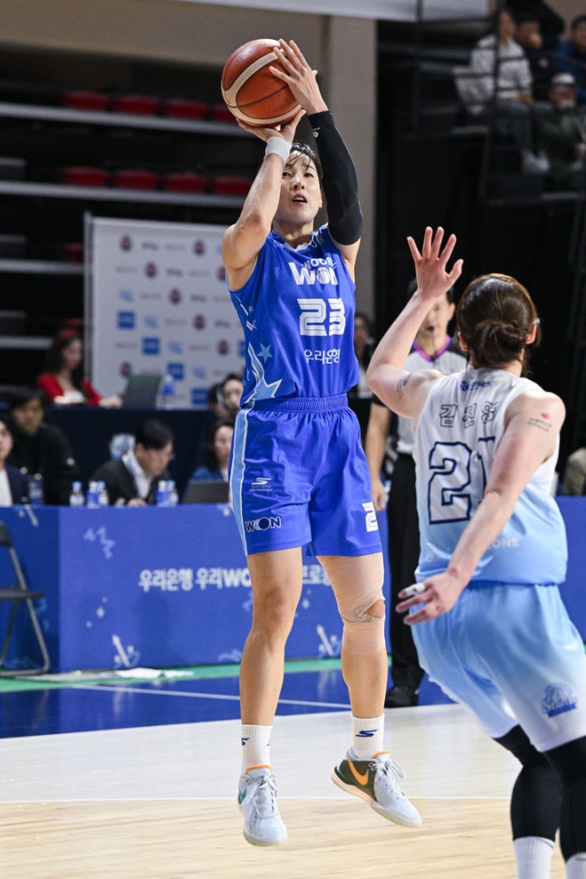 ▲ 에이스 김단비가 더블더블 활약한 우리은행이 신한은행을 꺾고 시즌 첫 승을 신고했다.ⓒWKBL 제공