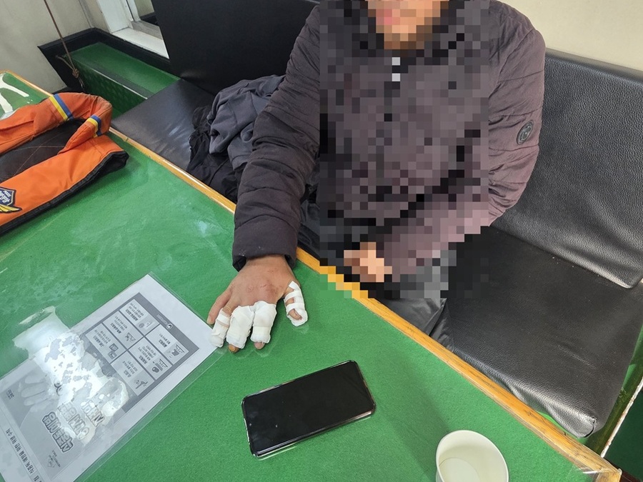 ▲ 양망기에 손이 끼이는 사고를 당한 외국인 선원.ⓒ태안해양경찰서