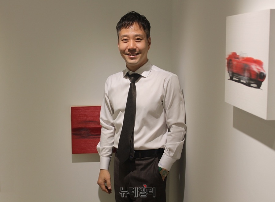 ▲ 미국 변호사인 장준환 갤러리 장 대표가 서울 오크우드 프리미어 코엑스 센터 갤러리 장에서 포즈를 취하고 있다.ⓒ뉴데일리
