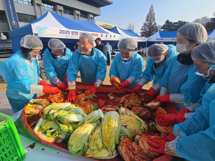 ▲ 유정복(왼쪽 세번째) 인천시장이 ‘2025 인천 김장 나눔축제’에서 참석자들과 대화를 나누고 있다.ⓒ인천시 제공