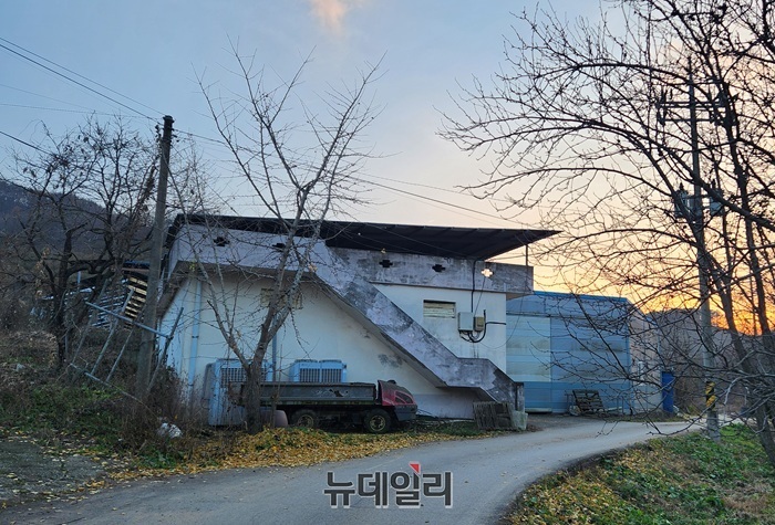 ▲ 공주시가 추진 중인 우성면 보흥리(리도 222호) 도로 확·포장 구간이 공주시의회 L 의장 가족이 소유한 축사 앞 도로까지 포함된 것으로 확인됐다. 사진은 문제로 지적된 축사 인근 도로 모습.ⓒ이길표 기자