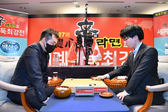 ▲ 중국의 양카이원 9단이 일본의 시바노 도라마루 9단을 꺾고 농심신라면배 첫 승을 신고했다.ⓒ한국기원 제공