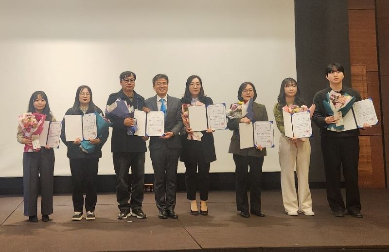 ▲ 충청지방통계청 주관 ‘2025년 충청지역 지역통계 정책활용 우수사례’ 공모전에서 천안시를 비롯한 수상자들이 기념 촬영을 하고 있다.ⓒ천안시