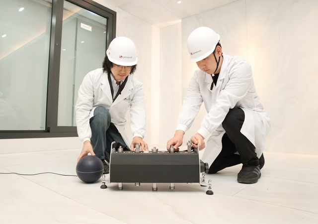 ▲ LX하우시스가 바닥재까지 시공된 '층간소음 저감 바닥구조' 제품으로 LH의 품질시험에서 바닥충격음 차단성능 1등급 인정서를 획득했다. ⓒLX하우시스