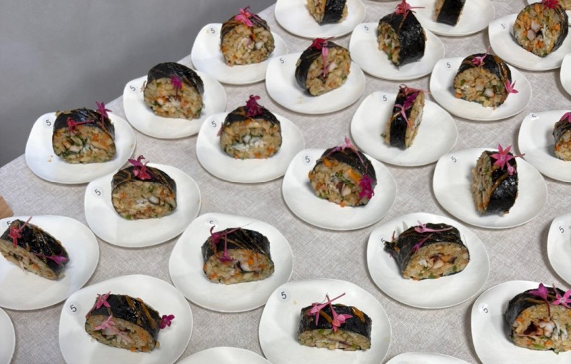 ▲ '2025 김밥대전' 우승자 마츠다 케이스케 씨의 청고추김밥.ⓒ주오사카한국문화원