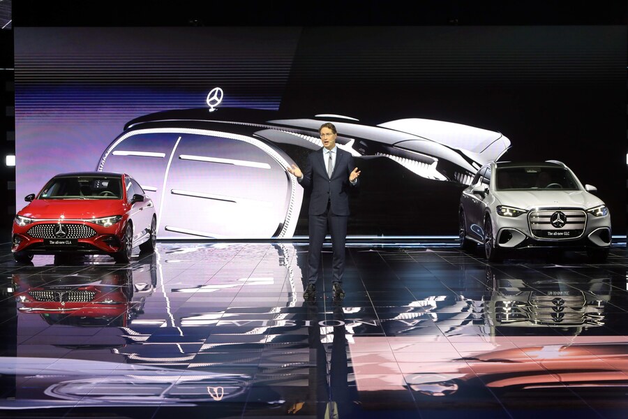 ▲ 올라 칼레니우스 메르세데스-벤츠 그룹 CEO가 11월 14일 인천 파라다이스시티에서 열린 간담회에서 전기차를 소개하고 있다. 왼쪽부터 디 올-뉴 일렉트릭 CLA, 디 올-뉴 일렉트릭 GLC.ⓒ벤츠코리아