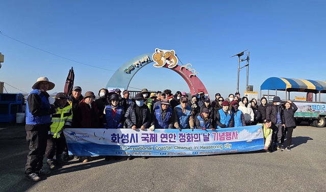 ▲ 경기도경제과학진흥원 임직원 20여명이 지난 21일 화성 백미리 해안 일대에서 '경기바다 함께해(海)' 해양정화 활동을 진행했다. ⓒ경기도경제과학진흥원 제공