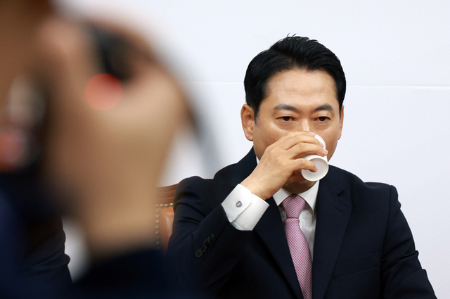 ▲ 장동혁 국민의힘 대표가 24일 서울 여의도 국회에서 열린 최고위원회의에서 물을 마시고 있다. ⓒ뉴시스