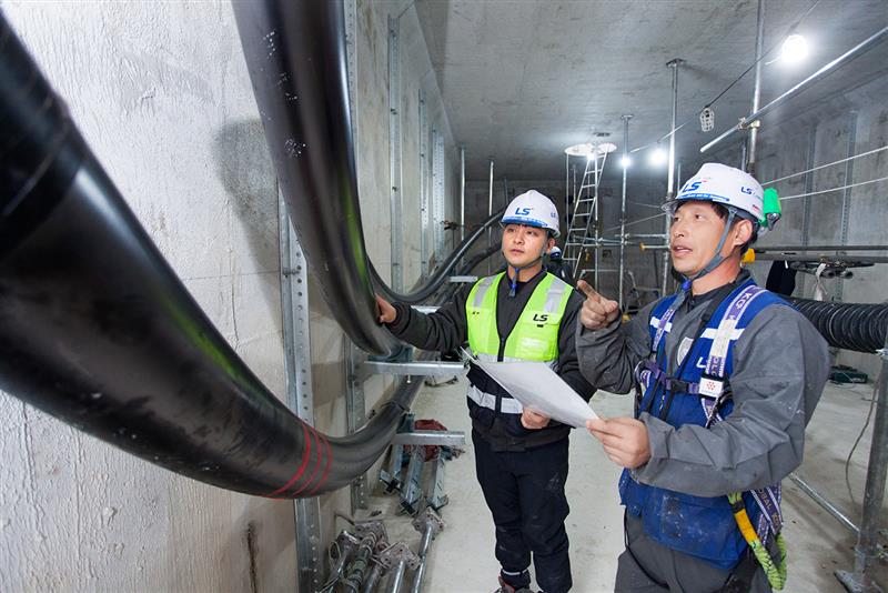 ▲ LS전선 직원이 '동해안-신가평' 시공 현장을 점검하는 모습. ⓒLS전선