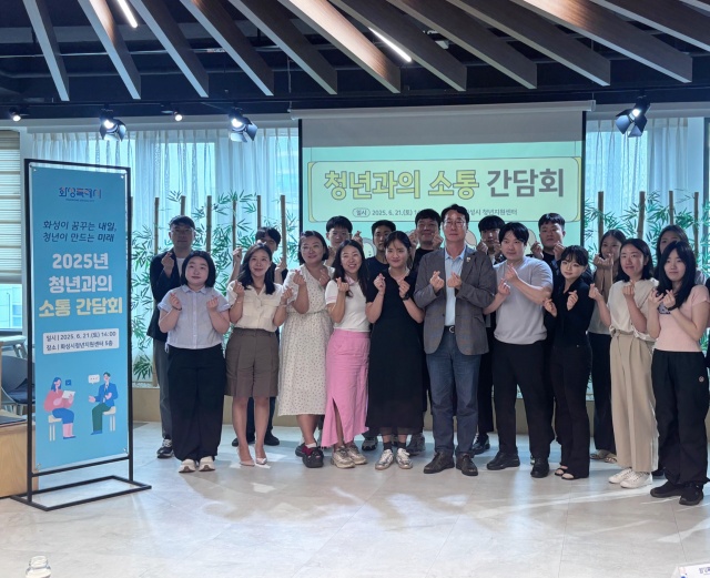 ▲ 지난 6월 열린 청년과의 소통 간담회에서 정명근 시장과 청년들이 기념촬영을 하고 있다(자료사진)ⓒ화성시 제공