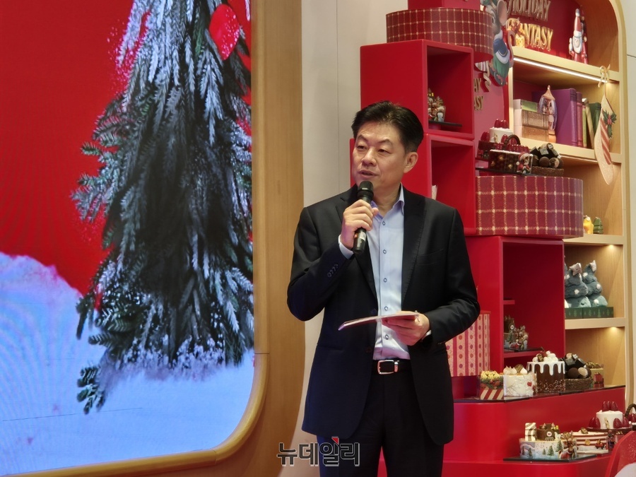 ▲ 전진경 BR랩 전무가 크리스마스 케이크에 대해 설명하고 있다.ⓒ조현우 기자