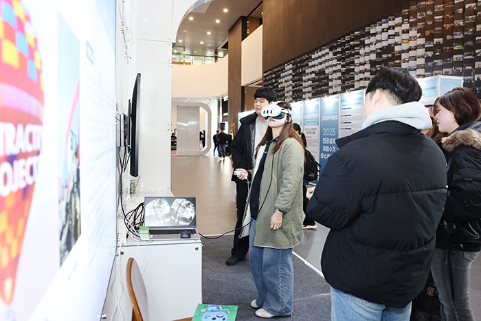 ▲ 중앙대 전공탐색박람회에 참여한 재학생이 프로그램을 체험하고 있다.ⓒ중앙대