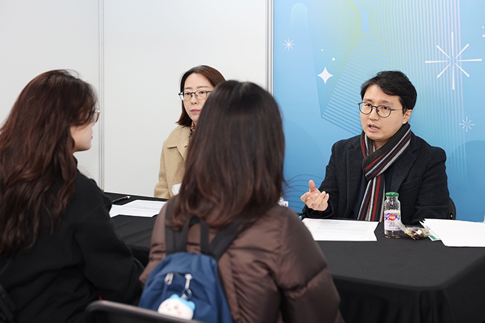 ▲ 박람회에서 교수진이 재학생과 상담을 진행하고 있다.ⓒ중앙대