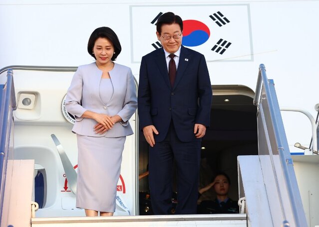 ▲ G20 정상회의 일정을 마친 이재명 대통령과 김혜경 여사가 23일(현지 시간) 남아프리카공화국 요하네스버그 국제공항에서 튀르키예 앙카라로 출발하기 위해 공군 1호기에 탑승해 인사하고 있다. ⓒ뉴시스