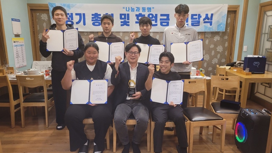 ▲ 나눔과 동행 후원금 전달식_1열) 가운데 : 김명원 나눔과 동행 회장, 1열) 맨우측 : 김경원 육상선수, 2열) 맨우측 : 이승후 배드민턴 선수ⓒ광주광역시장애인체육회 제공