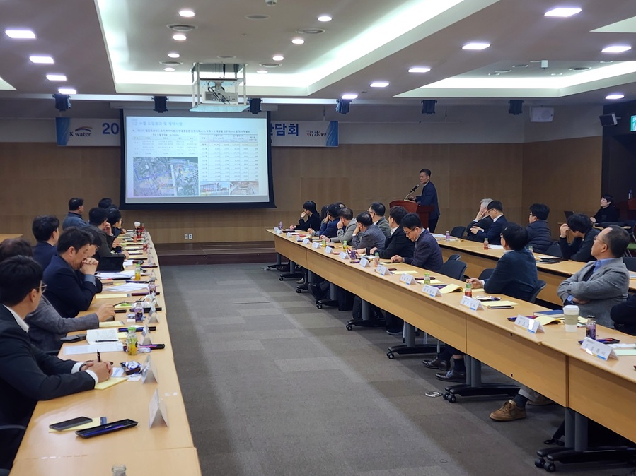 ▲ 한국수자원공사가 기후에너지환경부와 대전광역시 국가철도공단에서 수열 설비 제조사, 지자체, 연구기관 등 50여 명의 관계자와 함께 '수열산업 활성화 간담회'를 열었다. ⓒ한국수자원공사