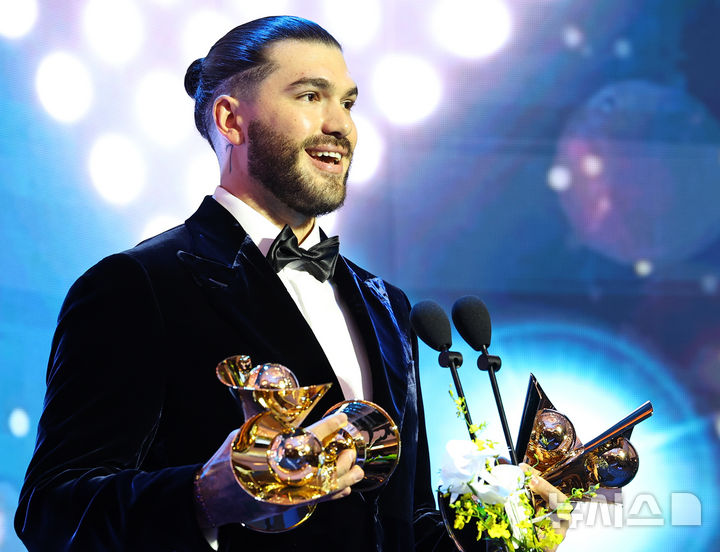 ▲ 한화의 '절대 에이스' 폰세가 MVP를 수상했고, 모든 공을 아내에게 돌렸다.ⓒ뉴시스 제공