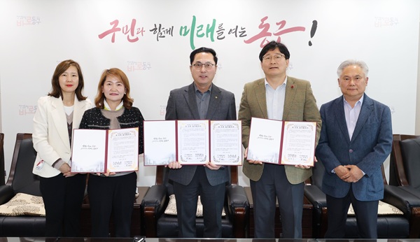 ▲ 박희조 구청장이 희망복지플러스·도담도담 사회적협동조합과 ‘동구 다함께돌봄센터 10·11호점 운영 위·수탁 협약’을 체결했다.ⓒ동구