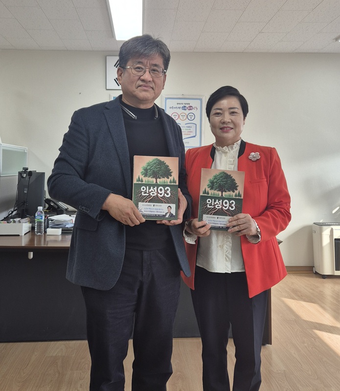 ▲ 이유자 전 청주시의원이 모교인 미원중학교에 도서 구입비로 200만원을 전달하고 있다.ⓒ미원중