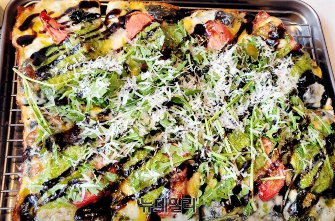 ▲ '고맨디즈'의 대표메뉴 치즈온울릉. 반죽부터 직접 발효해 만든 수제 디트로이트 피자로 울릉도 특산물을 활용한다.ⓒ뉴데일리