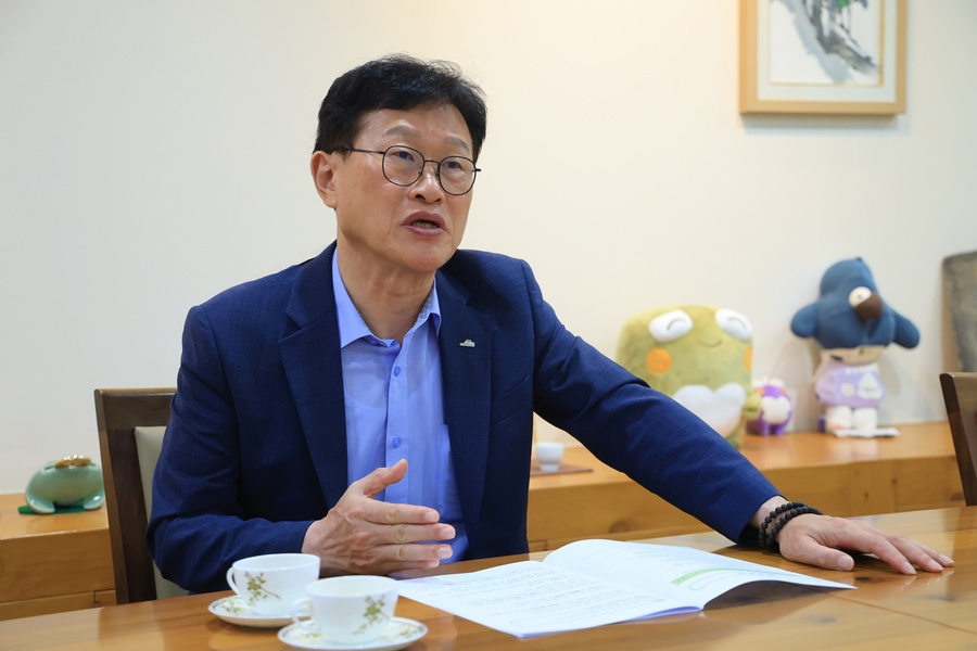 ▲ 김대권 수성구청장은 “문화는 소비되는 순간 끝나는 것이 아니라 시민과 방문객의 기억 속에서 지속될 때 도시 경쟁력으로 전환된다. 수성못 수상공연장에서 들안예술마을, 미술관 클러스터까지 이어지는 문화경제 플랫폼은 바로 그 지속성을 설계한 결과이다. 앞으로 수성구는 세계와 연결되는 문화경제 거점 도시로 성장할 것”이라고 강조했다.ⓒ수성구