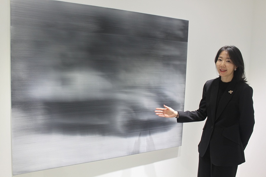 ▲ 박정은 디렉터가 서울 강남구 삼성동 갤러리장 서울에서 미국 작가 앨리슨 밴 펠트의 개인전 ‘The Unified Field’에 대해서 설명하고 있다.ⓒ갤러리장