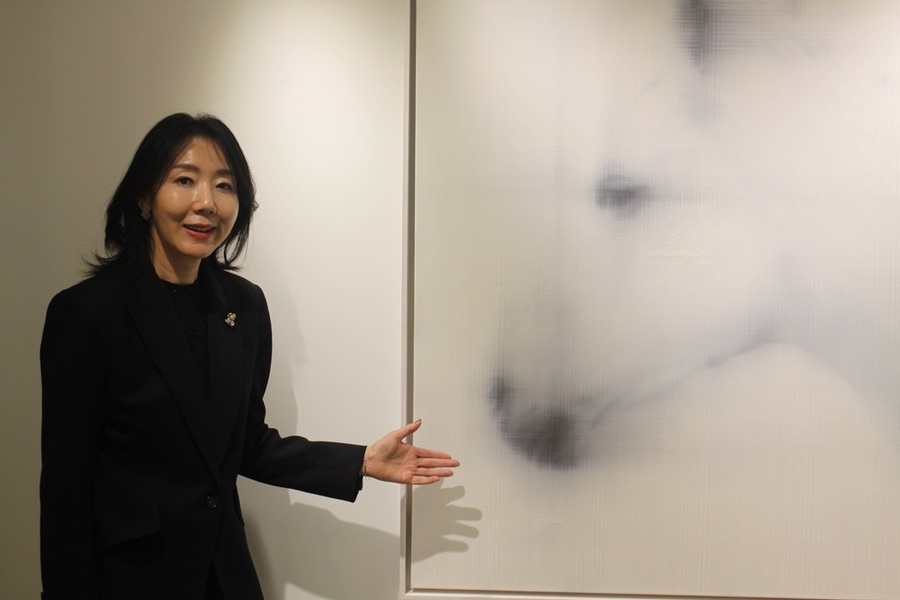 ▲ 박정은 갤러리장 서울 디렉터가 앨리슨 밴 펠트의 작품인 ‘블러(blur) 회화’에 관해 설명하고 있다.ⓒ갤러리장