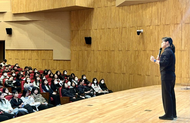 ▲ 횡성군이 24일 국내 중식 브랜드 '티엔미미'의 정지선 오너 셰프를 초청해 지역 아동·청소년을 위한 진로특강 '음식대가와의 만남'을 개최했다. ⓒ횡성군