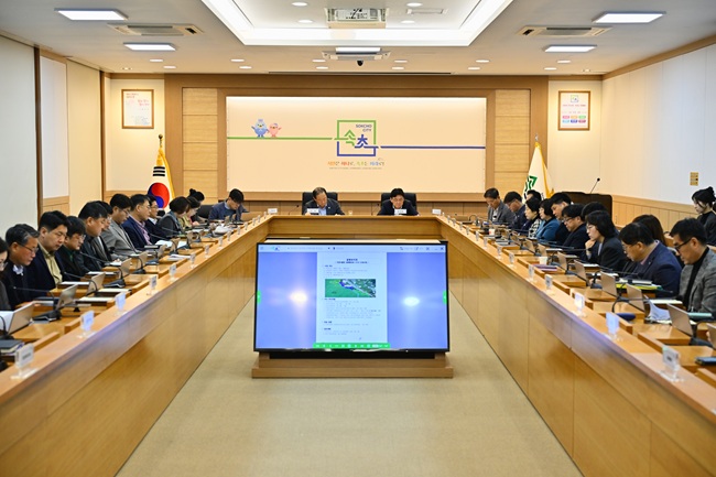 ▲ 속초시는 24일 시청 디지털상황실에서 이병선 시장 주재로 '민선 8기 인프라 구축사업 추진상황 보고회'를 열고, 부서별 추진 현황을 집중 점검했다. ⓒ속초시