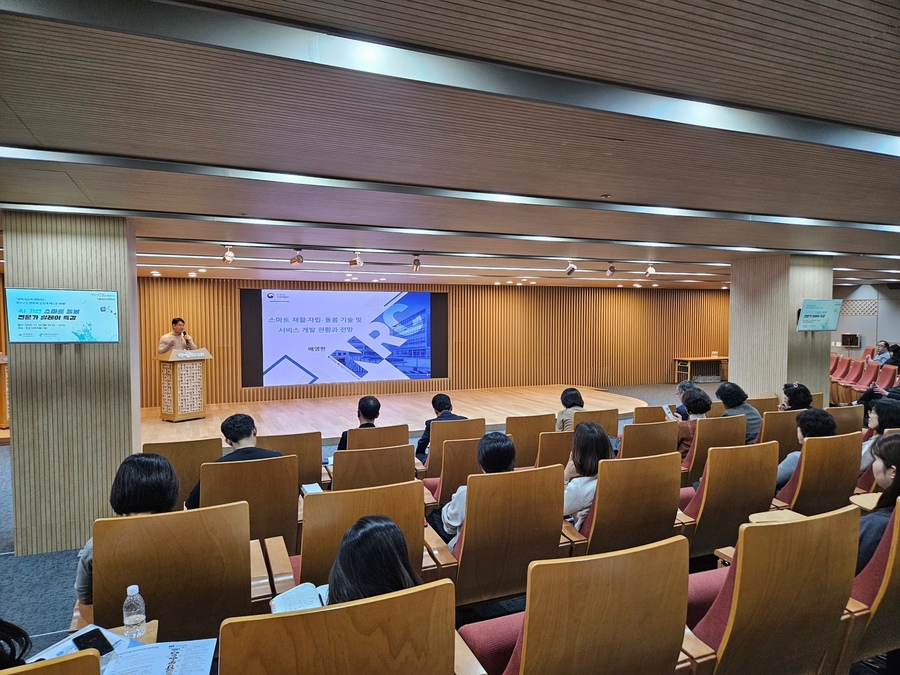 ▲ 경북도는 AI 기반 스마트 돌봄 로봇 서비스에 본격적으로 나서고 있는 가운데 24일 경북도청에서 ‘AI 기반 스마트 돌봄 전문가 릴레이 특강’을 개최했다.ⓒ경북도