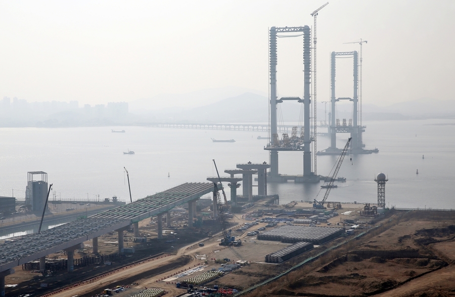 ▲ 인천 영종도와 청라를 연결하는 제3연륙교가 내년 1월 개통을 앞두고 막바지 공사가 한창이다. ⓒ인천경제청 제공