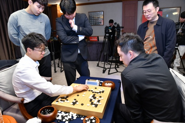 ▲ 한국의 세 번째 주자 안성준 9단이 중국 양카이원 9단에게 패하며 한국은 1승 2패로 2차전을 마감하게 됐다.ⓒ한국기원 제공