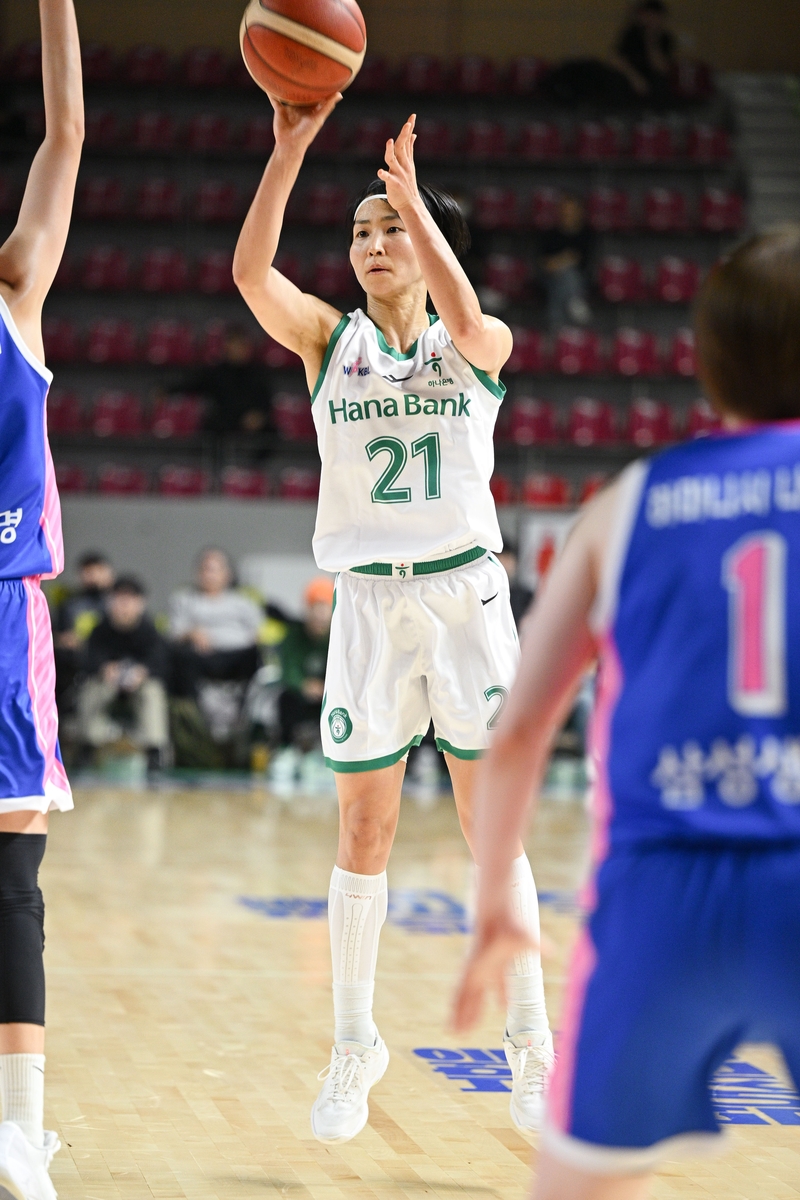 ▲ 이이지마가 34득점을 폭발한 하나은행이 삼성은행을 격파하며 선두권 경쟁에 들어섰다.ⓒWKBL 제공