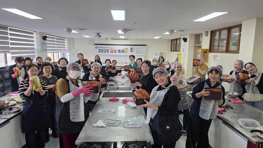 ▲ 지난 21일 ‘김치의 날’을 맞아 광주여자대학교 RISE사업단과 함께 결혼이민자 20명을 대상으로 김장 체험 프로그램을 진행했다.ⓒ광산구 가족센터 제공