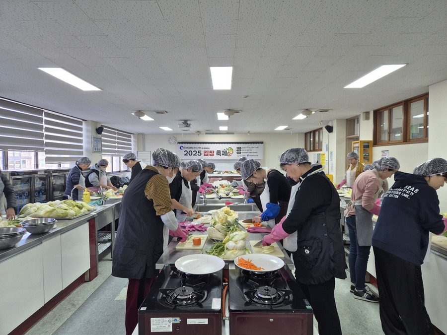 ▲ 지난 21일 ‘김치의 날’을 맞아 광주여자대학교 RISE사업단과 함께 결혼이민자 20명을 대상으로 김장 체험 프로그램을 진행했다.ⓒ광산구 가족센터 제공