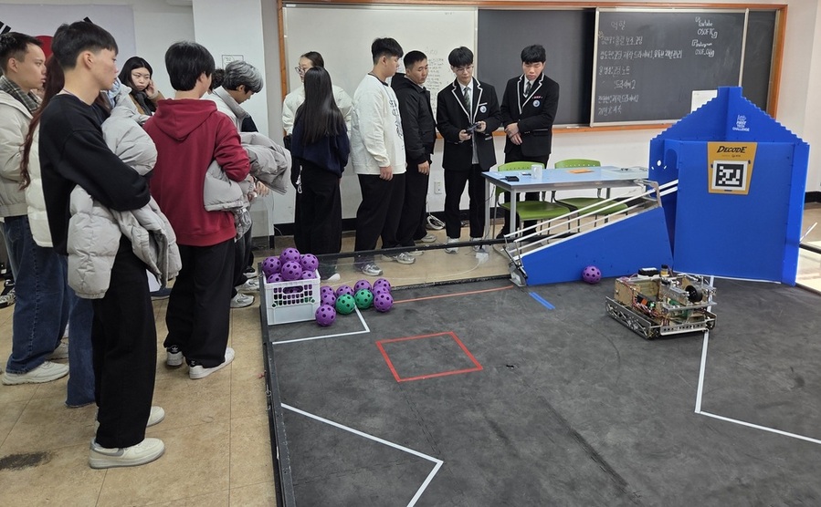 ▲ 중앙아시아 독립운동가 후손, 광주 고교 교류 활동 성료 - 광덕고 로봇체험.ⓒ광주시교육청 제공