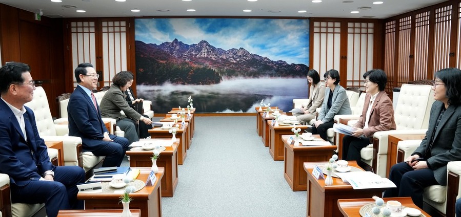 ▲ 김영록 전라남도지사가 24일 도청 접견실에서 원민경 성평등가족부 장관과 면담을 갖고 여성·가족·청소년 관련 전남 주요 현안 사업에 대한 건의 및 협조를 요청하고 있다.ⓒ전라남도 제공