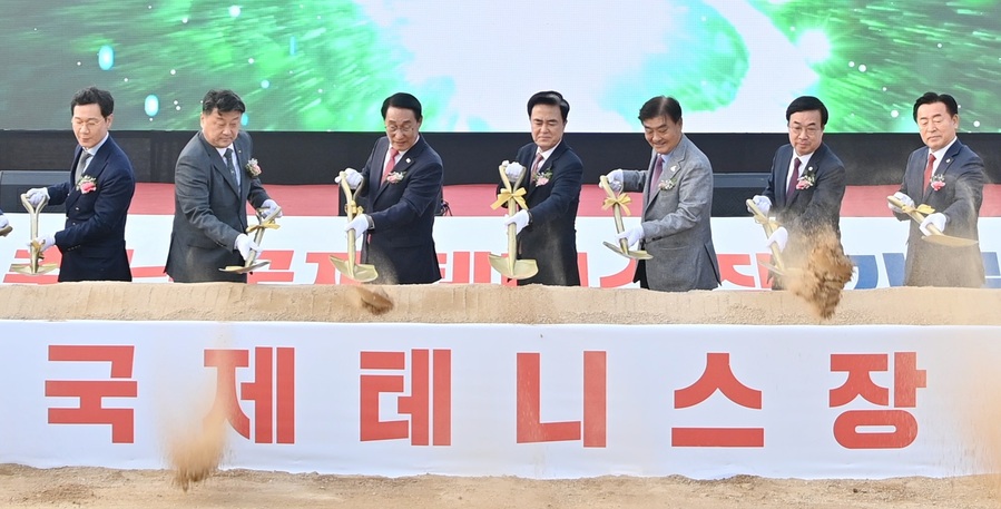 ▲ 충청권 최초 국제 규격 ‘충남국제테니스장’이 24일 내포신도시에서 기공식을 열고 공사에 들어갔다. 2027년 4월 완공해 같은 해 하계세계대학경기대회 테니스 종목 경기장을 맡게 된다. 충남도는 817억 원을 들여 센터코트 등 총 16면 규모의 국제 테니스 인프라를 구축한다. 사진은 김태흠 충남도지사와 강창희 2027 세계유니버시아드대회 조직위원회 강창희 위원장 등이 시삽을 하고 있다. ⓒ충남도