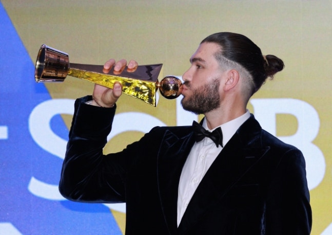 ▲ MVP를 거머쥔 폰세가 MLB행에 대한 확답을 피한 채 당분간 육아에 전념하겠다고 밝혔다.ⓒ연합뉴스 제공