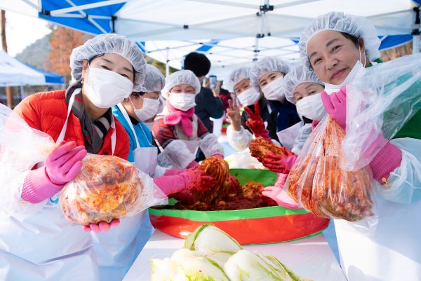 ▲ 애터미㈜가 지난 24일 충북 보은군에서 '2025년 사랑의 김장 나눔' 행사를 하고 있다.ⓒ애터미