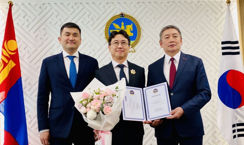 ▲ 송병구(사진 가운데) 단국대 교수가 몽골 정부 최고 훈장인 ‘북극성 훈장’을 받고 기념 촬영을 하고 있다.ⓒ단국대