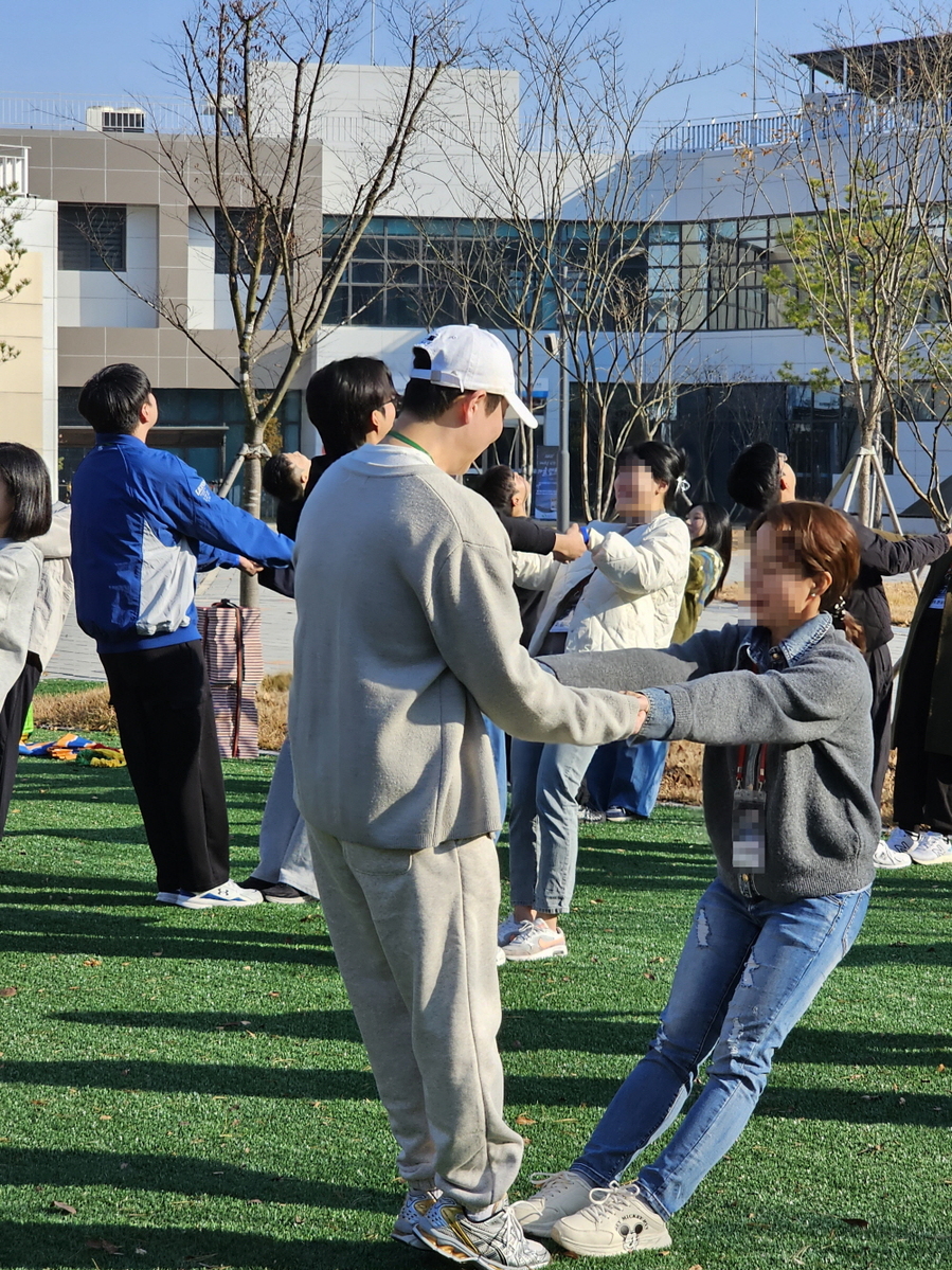 ▲ 미혼남녀들이 게임을 하고있다ⓒ상주시 제공