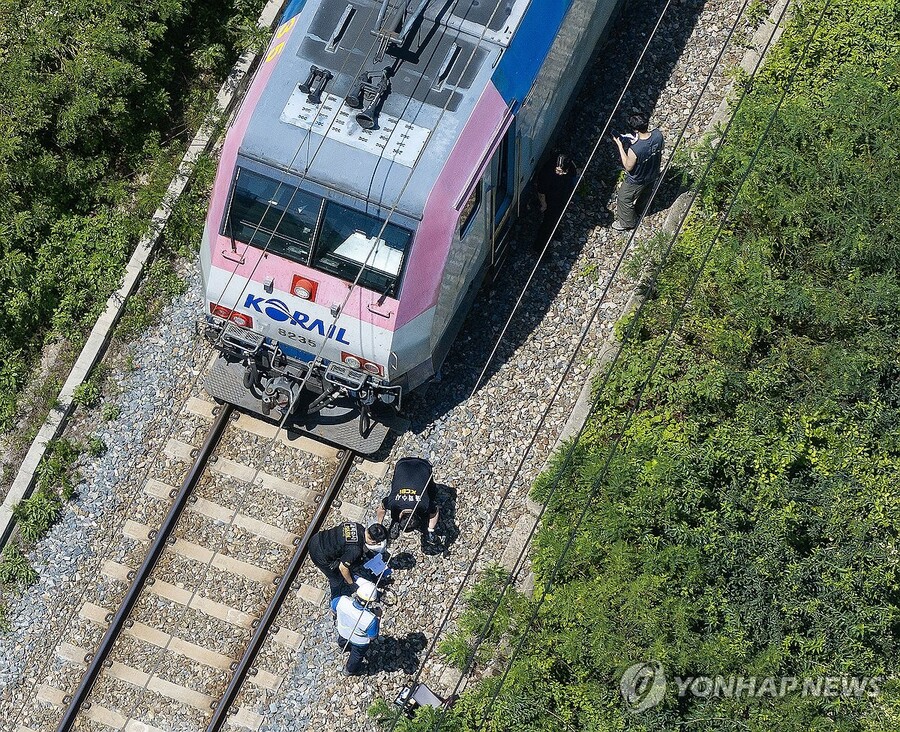 ▲ 무궁화호 열차가 선로 인근에서 작업 중이던 근로자 7명을 치는 사고가 발생한 19일 경북 청도군 화양읍 삼신리 청도소싸움 경기장 인근 경부선 철로에서 경찰과 소방, 코레일 등 관계자들이 사고가 난 무궁화호 열차를 조사 하고 있다. ⓒ연합뉴스