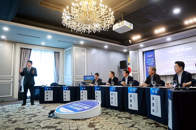 ▲ 이상호 태백시장이 지난 24일 국회 기후위기 특별위원회와 기후위기 대응·에너지전환 지방정부협의회가 공동 주최한 '국가와 지방이 함께하는 탄소중립 실현, 기후위기 대응 정책 토론회'에 참석해 태백시의 무탄소 청정에너지 도시 전환 전략을 발표했다. ⓒ태백시