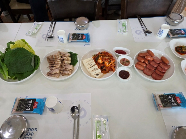 ▲ 공장에 도착하면 12시30분경 중식을 먹는 시간이 주어진다.  수육과 갓 담근 김치, 동원 F&B의 햄 제품과 양반김 등을 맛볼 수 있다. ⓒ최신혜 기자